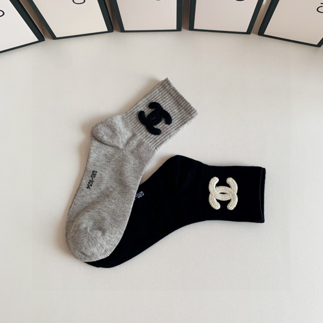 💛配包装Chanel（香奈儿）网红爆款#新款袜中长款堆堆袜袜子🧦！一盒两双，专柜同步筒袜袜子，💛大牌出街