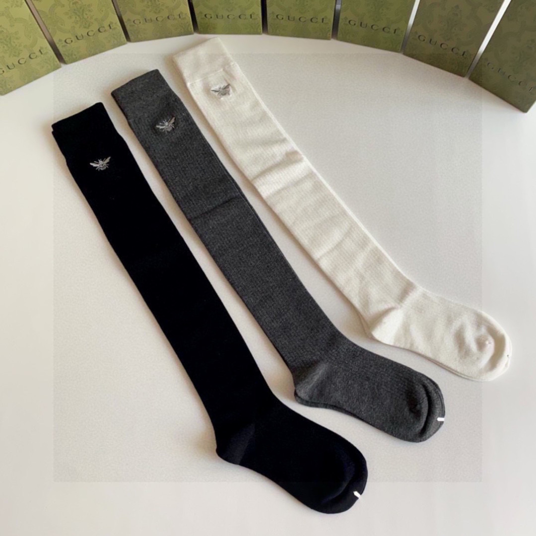 💛配包装Gucci（古驰）爆款出货 新款双针蜜蜂刺绣过膝长袜堆堆袜袜子🧦！一盒一双，专柜同步筒袜袜子，💛