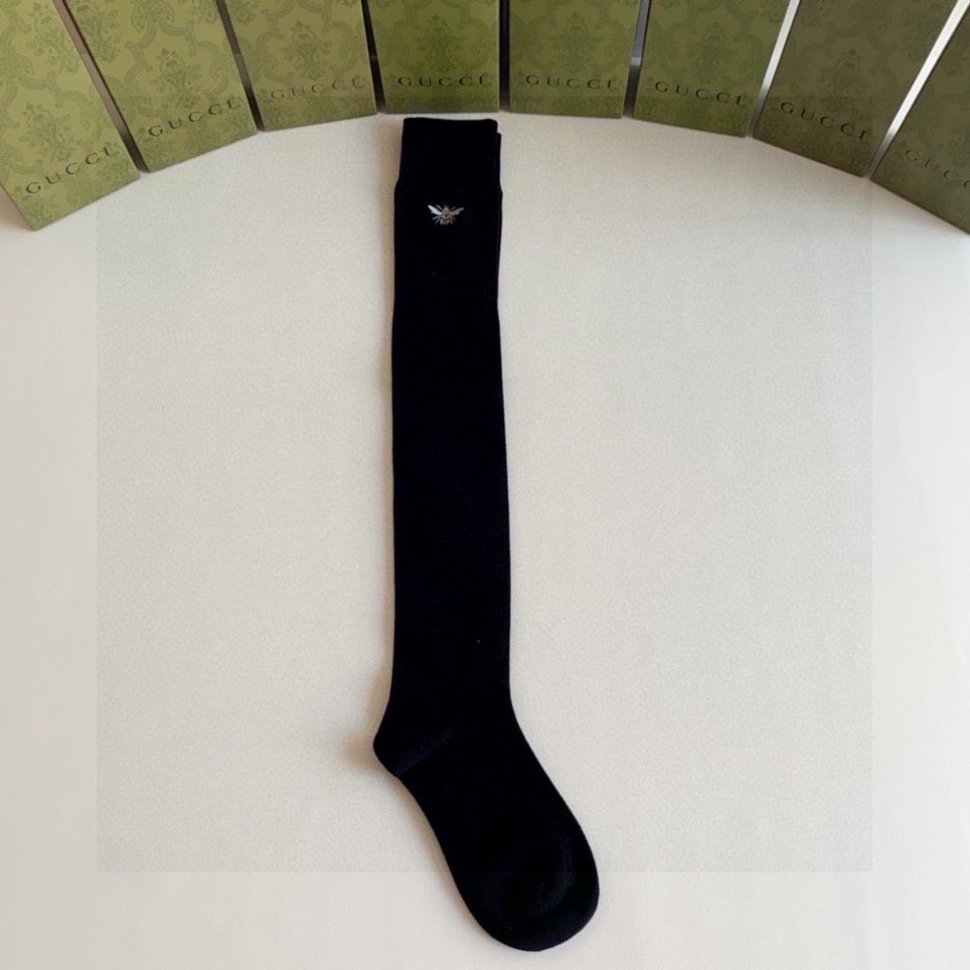 💛配包装Gucci（古驰）爆款出货 新款双针蜜蜂刺绣过膝长袜堆堆袜袜子🧦！一盒一双，专柜同步筒袜袜子，💛