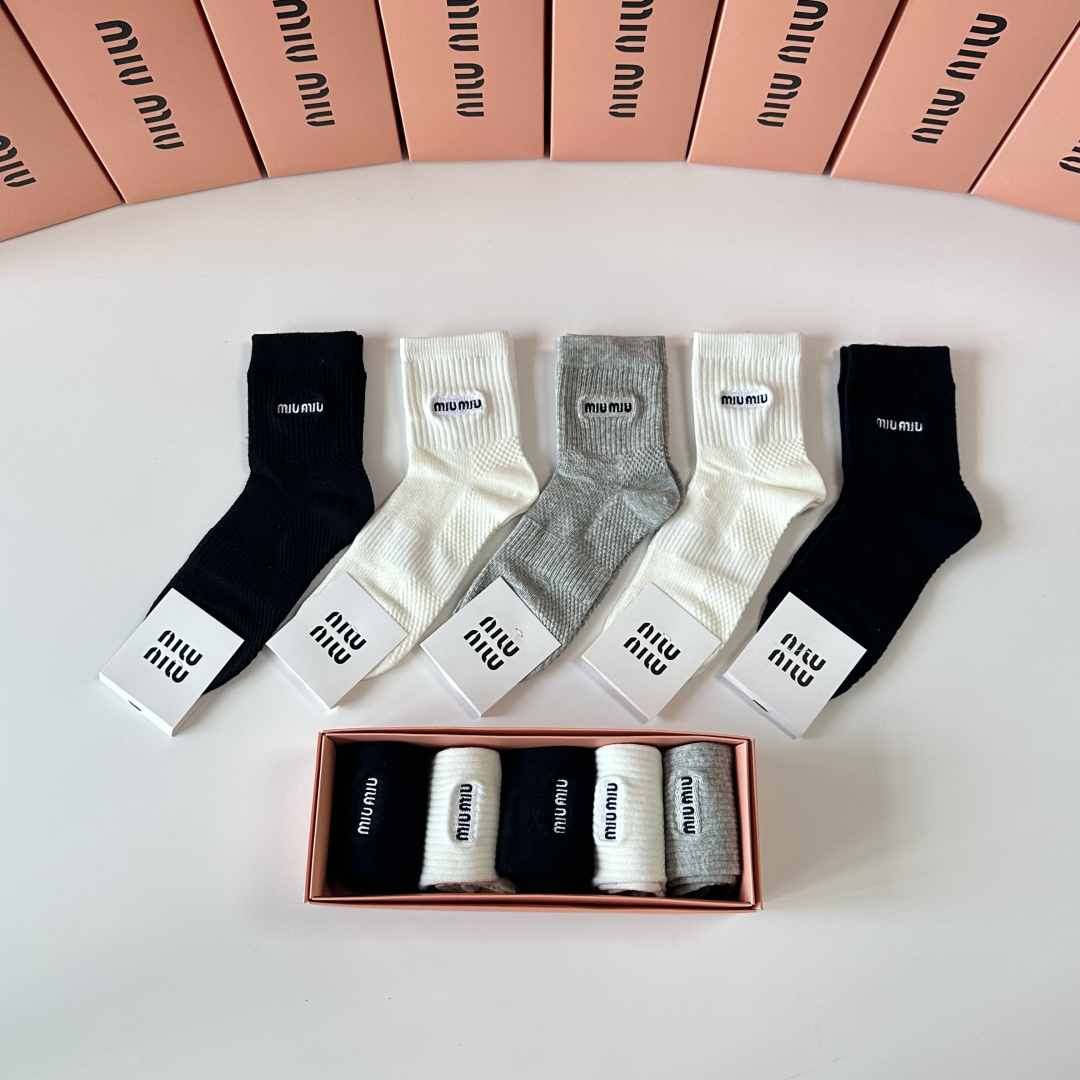 💛配专柜包装MiuMiu（缪缪）新款中长款堆堆袜袜子！一盒五双，专柜同步筒袜袜子，💛大牌出街，潮人必备🔥