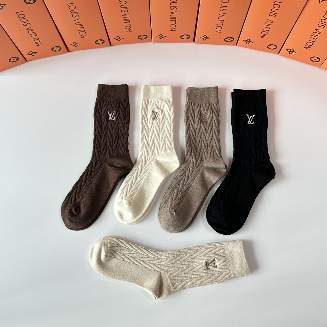 💛配包装LV（路易威登）新款羊绒刺绣中长款堆堆袜袜子！一盒五双， 专柜同步筒款袜子，💛大牌出街，潮人必备