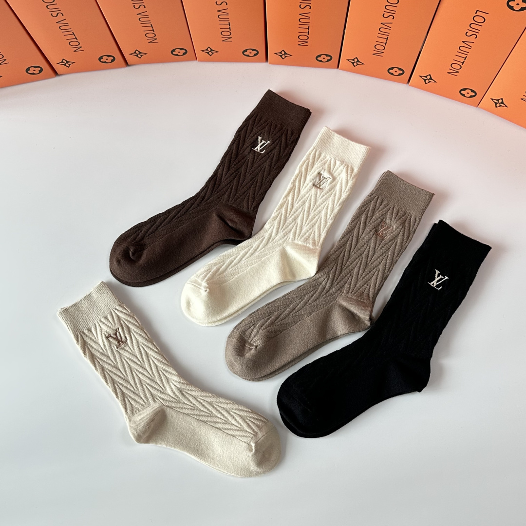 💛配包装LV（路易威登）新款羊绒刺绣中长款堆堆袜袜子！一盒五双， 专柜同步筒款袜子，💛大牌出街，潮人必备