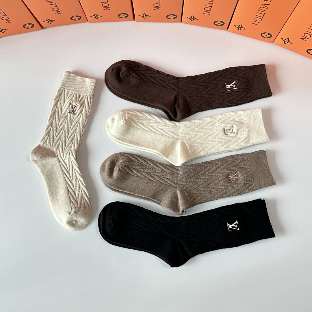 💛配包装LV（路易威登）新款羊绒刺绣中长款堆堆袜袜子！一盒五双， 专柜同步筒款袜子，💛大牌出街，潮人必备