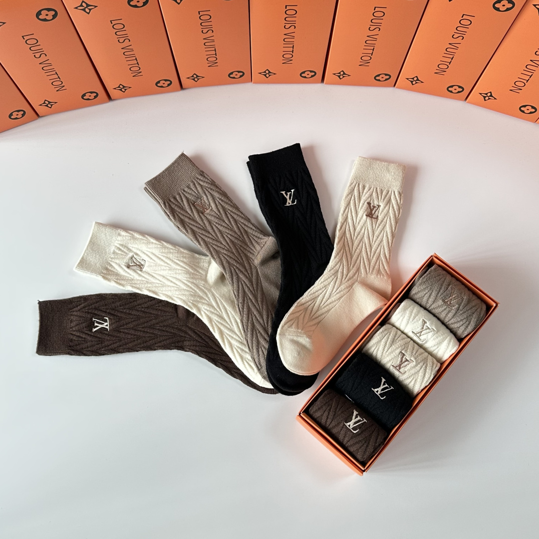 💛配包装LV（路易威登）新款羊绒刺绣中长款堆堆袜袜子！一盒五双， 专柜同步筒款袜子，💛大牌出街，潮人必备