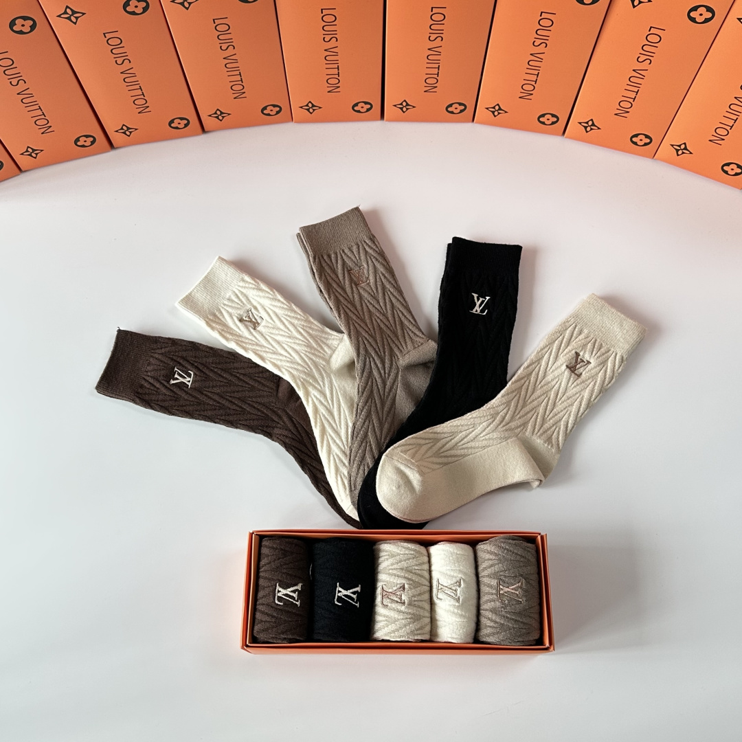 💛配包装LV（路易威登）新款羊绒刺绣中长款堆堆袜袜子！一盒五双， 专柜同步筒款袜子，💛大牌出街，潮人必备