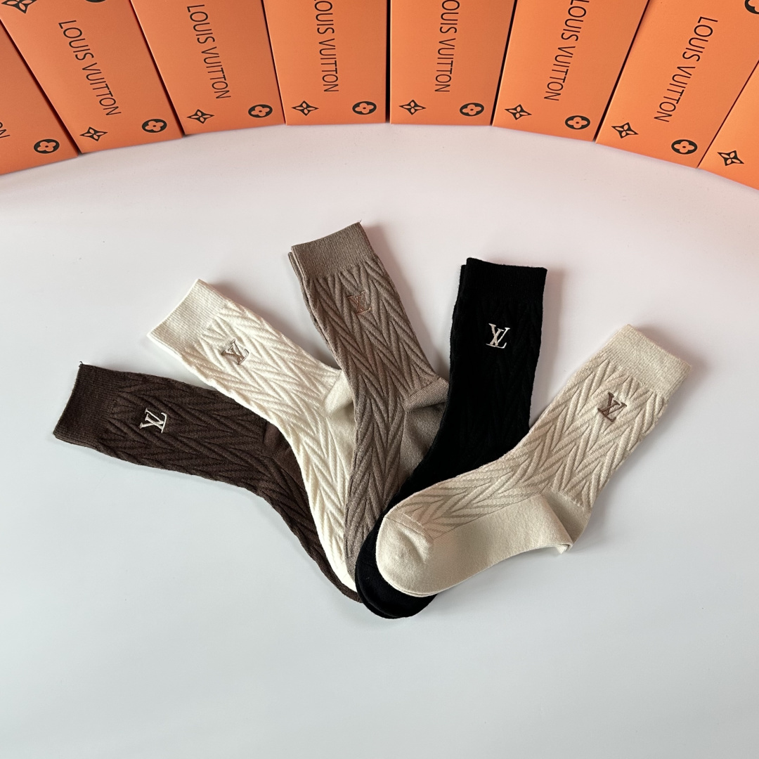 💛配包装LV（路易威登）新款羊绒刺绣中长款堆堆袜袜子！一盒五双， 专柜同步筒款袜子，💛大牌出街，潮人必备