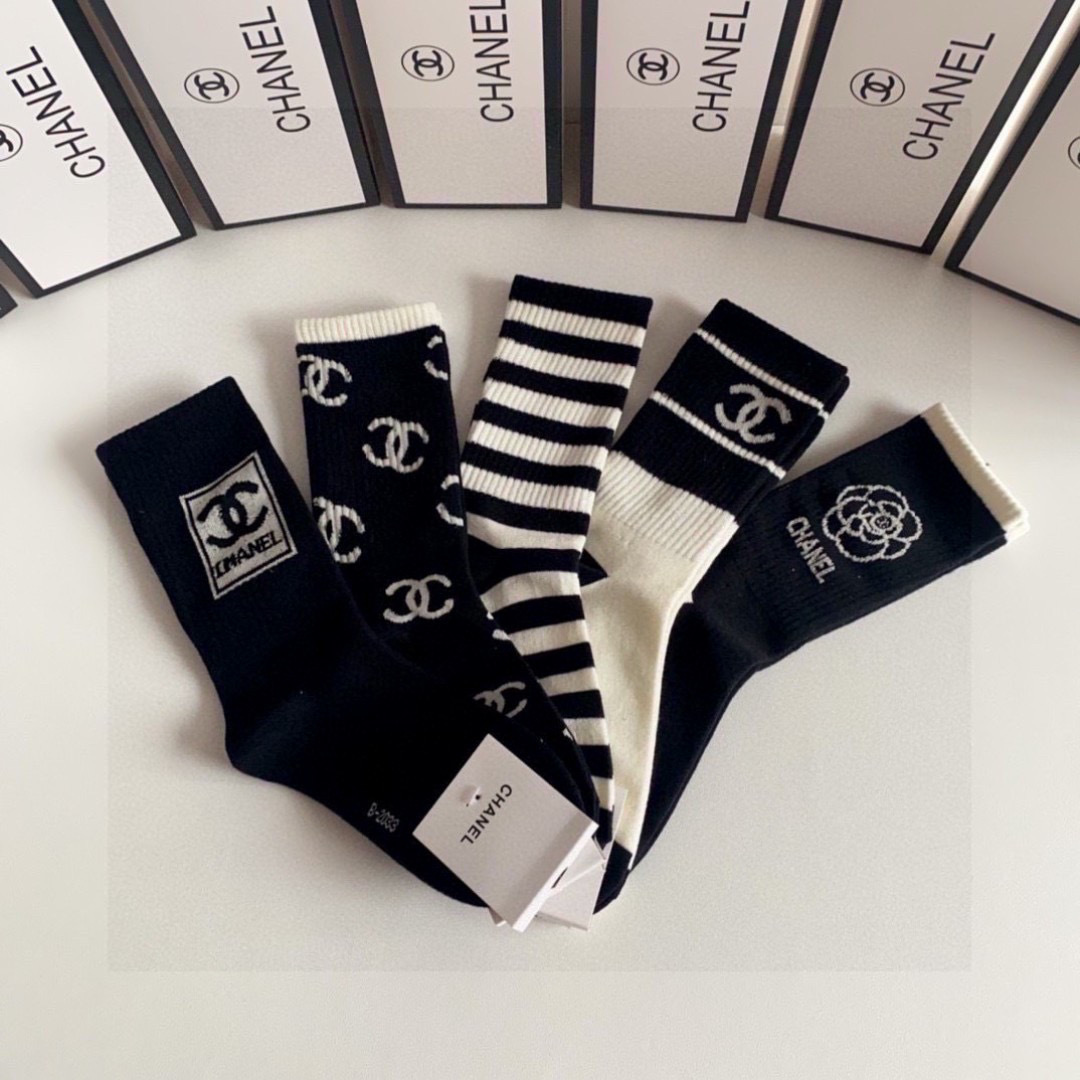 💛配专柜包装Chanel（香奈儿）新款中长款堆堆袜袜子！一盒五双，专柜同步筒袜袜子，💛大牌出街，潮人必备