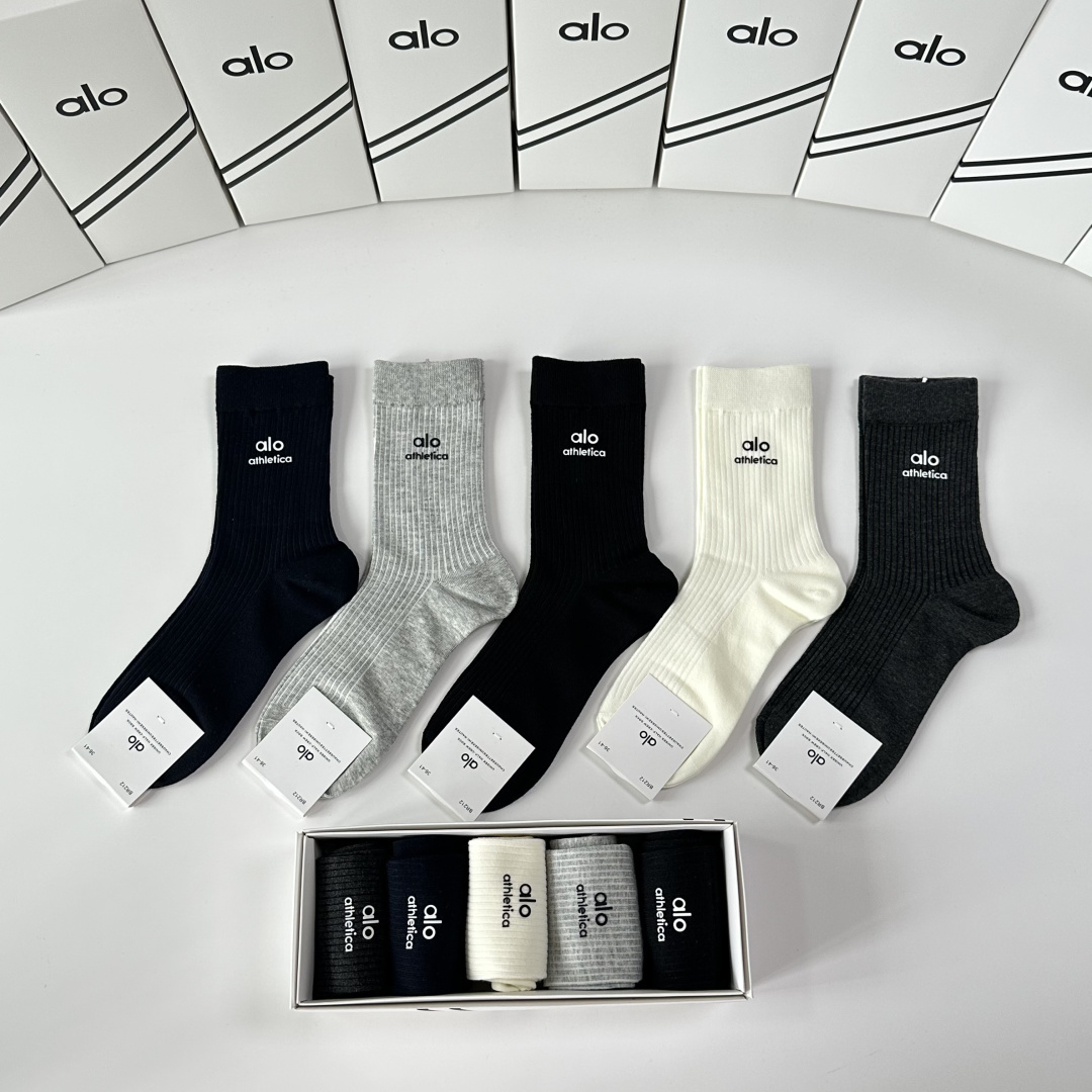 💛配专柜包装ALO 新款烫印中长款堆堆袜袜子！一盒五双，专柜同步筒袜袜子，💛大牌出街，潮人必备🔥超好搭。