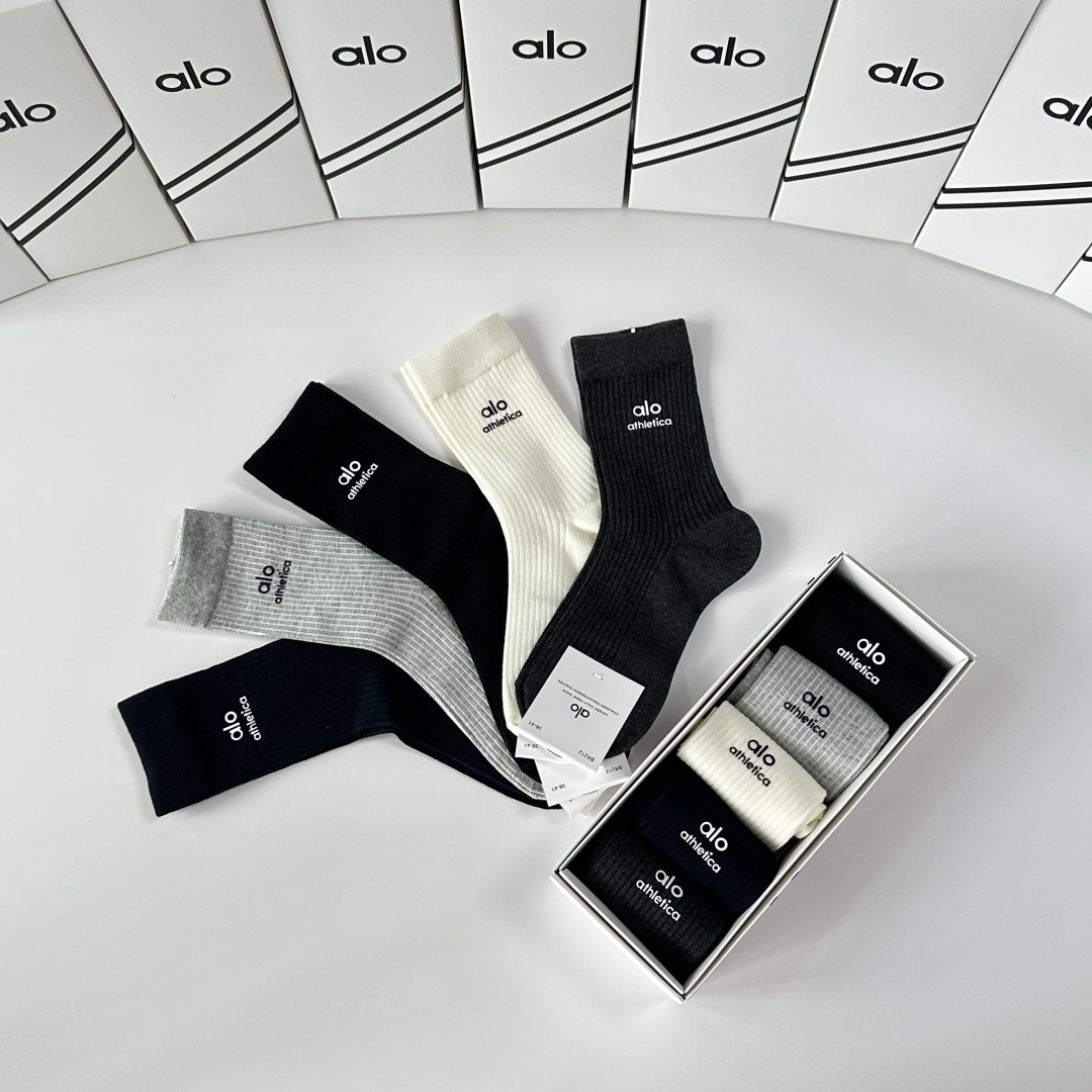 💛配专柜包装ALO 新款烫印中长款堆堆袜袜子！一盒五双，专柜同步筒袜袜子，💛大牌出街，潮人必备🔥超好搭。