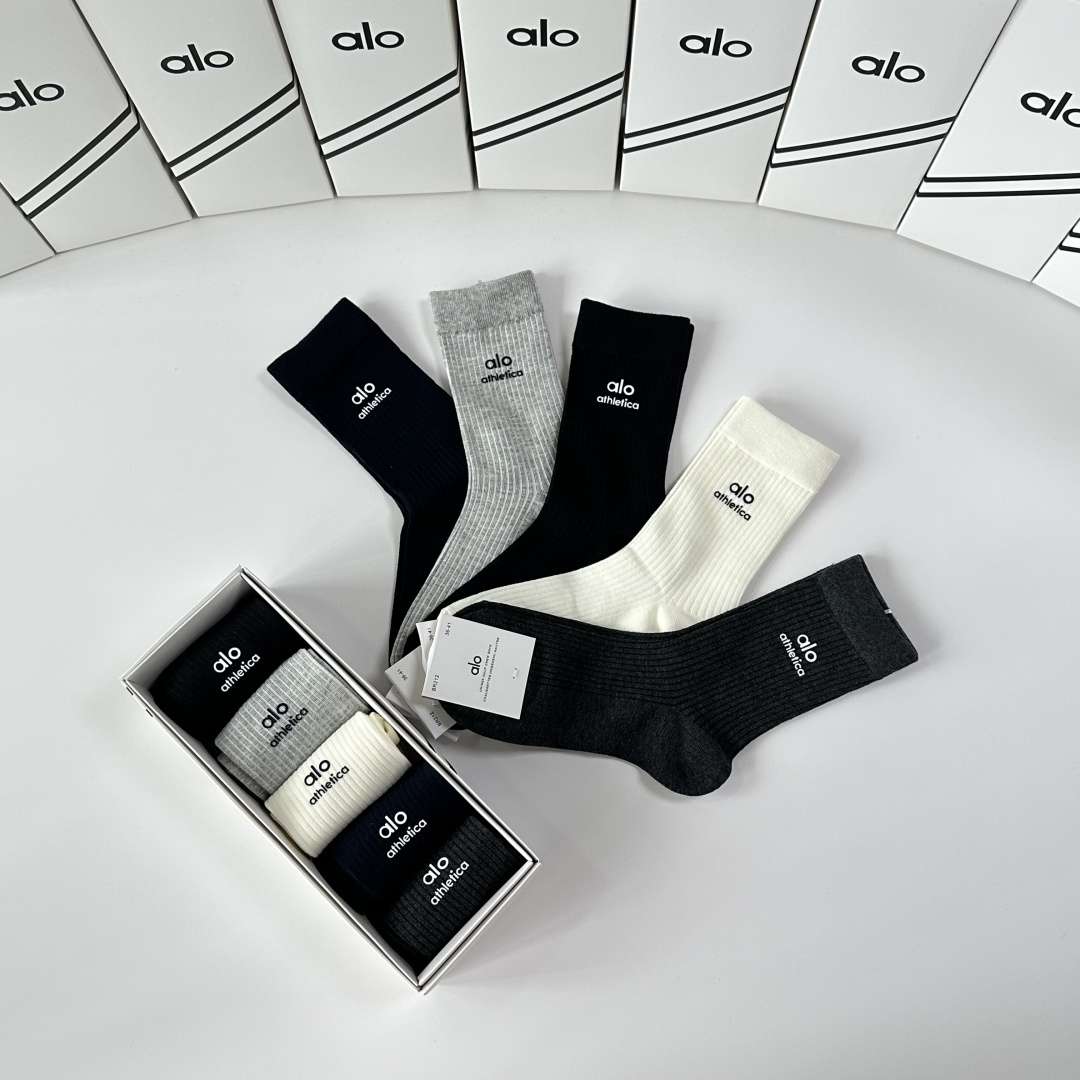 💛配专柜包装ALO 新款烫印中长款堆堆袜袜子！一盒五双，专柜同步筒袜袜子，💛大牌出街，潮人必备🔥超好搭。