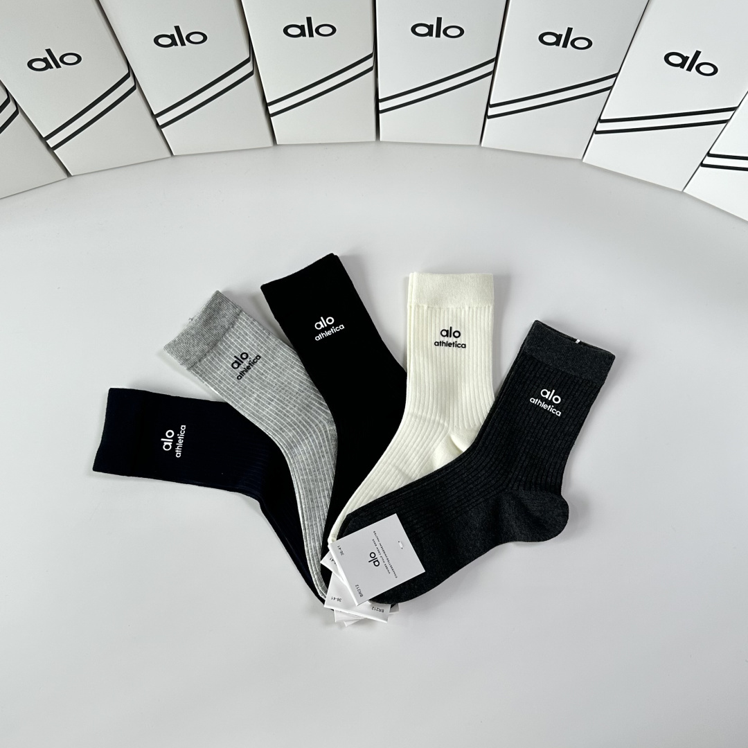 💛配专柜包装ALO 新款烫印中长款堆堆袜袜子！一盒五双，专柜同步筒袜袜子，💛大牌出街，潮人必备🔥超好搭。