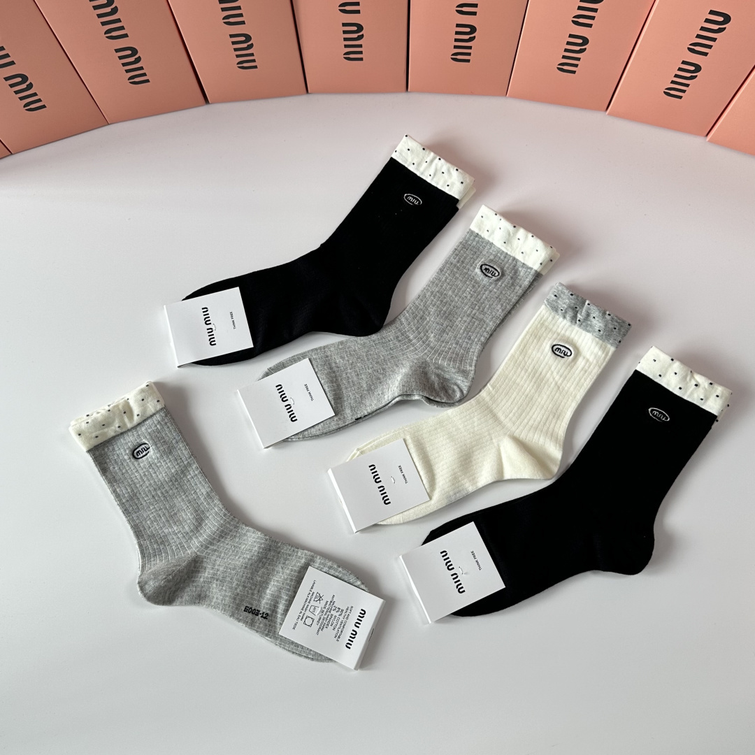 💛配包装MiuMiu（缪缪）新款刺绣经典中长筒袜堆堆袜袜子！一盒五双， 专柜同步筒袜袜子，💛大牌出街，潮