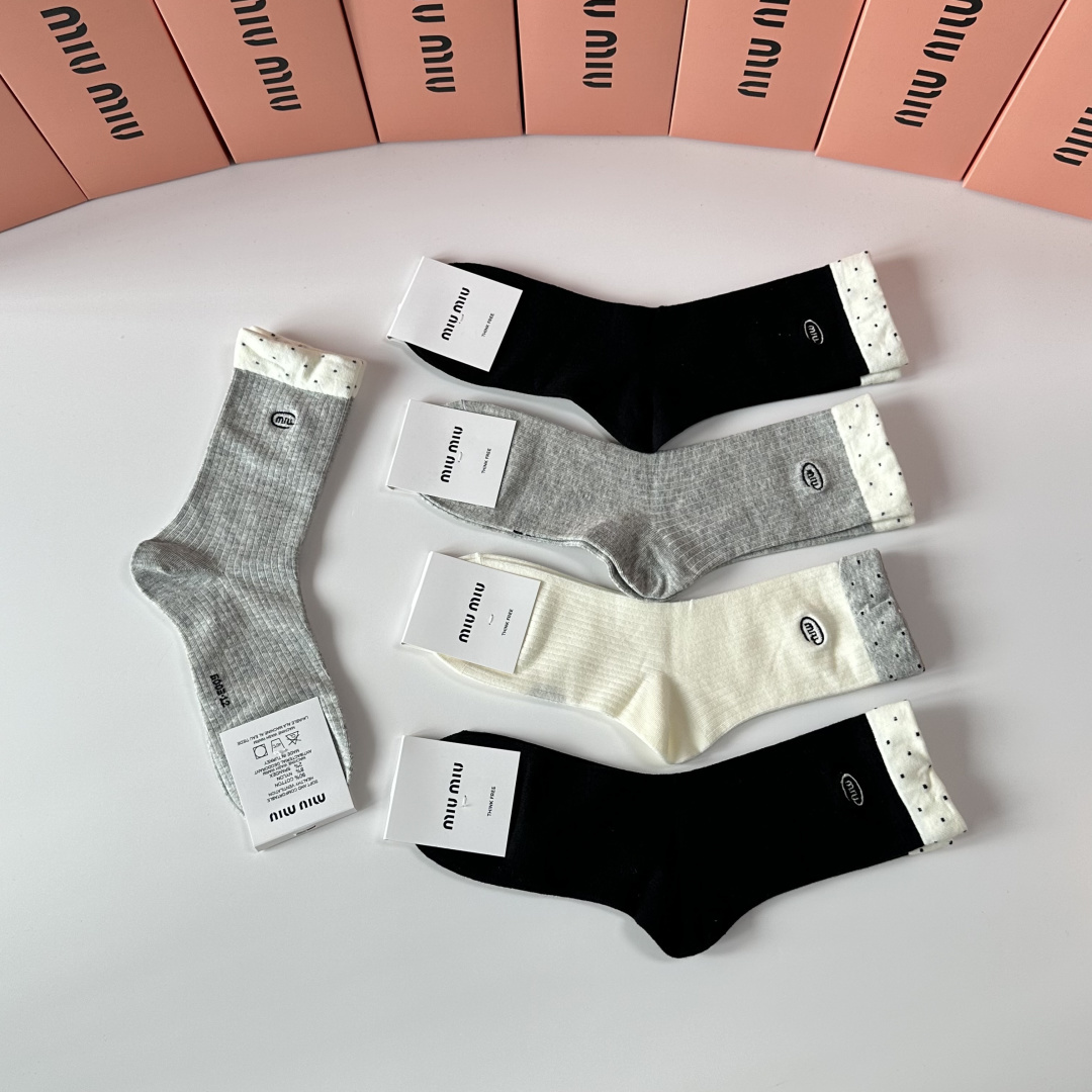 💛配包装MiuMiu（缪缪）新款刺绣经典中长筒袜堆堆袜袜子！一盒五双， 专柜同步筒袜袜子，💛大牌出街，潮