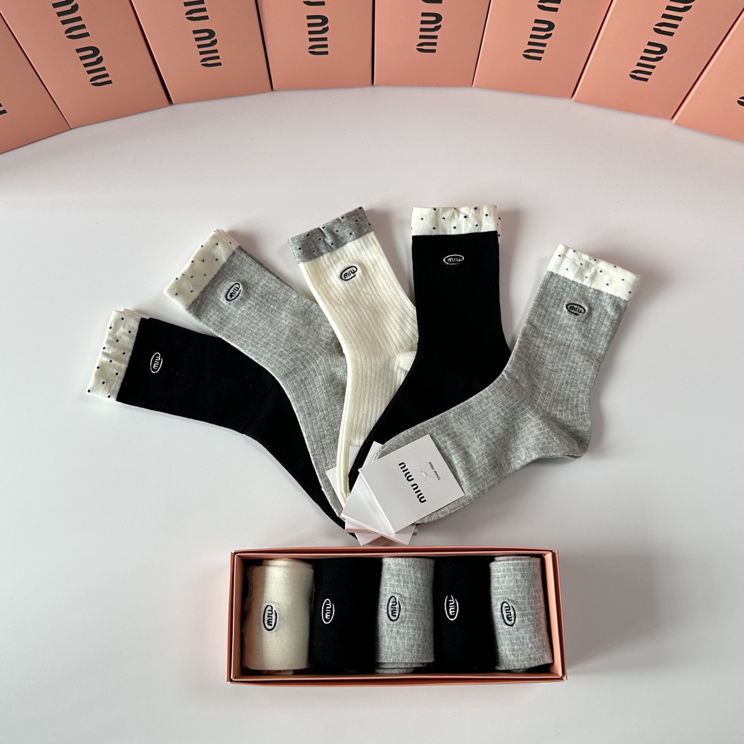 💛配包装MiuMiu（缪缪）新款刺绣经典中长筒袜堆堆袜袜子！一盒五双， 专柜同步筒袜袜子，💛大牌出街，潮