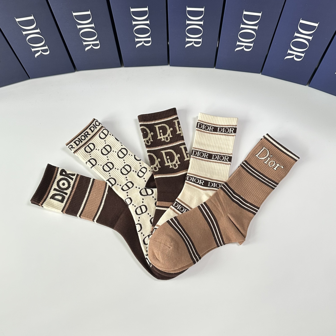 💛配包装DIOR（迪奥）新款中长筒款堆堆袜袜子！一盒五双， 专柜同步筒款袜子，💛大牌出街，潮人必备🔥超好