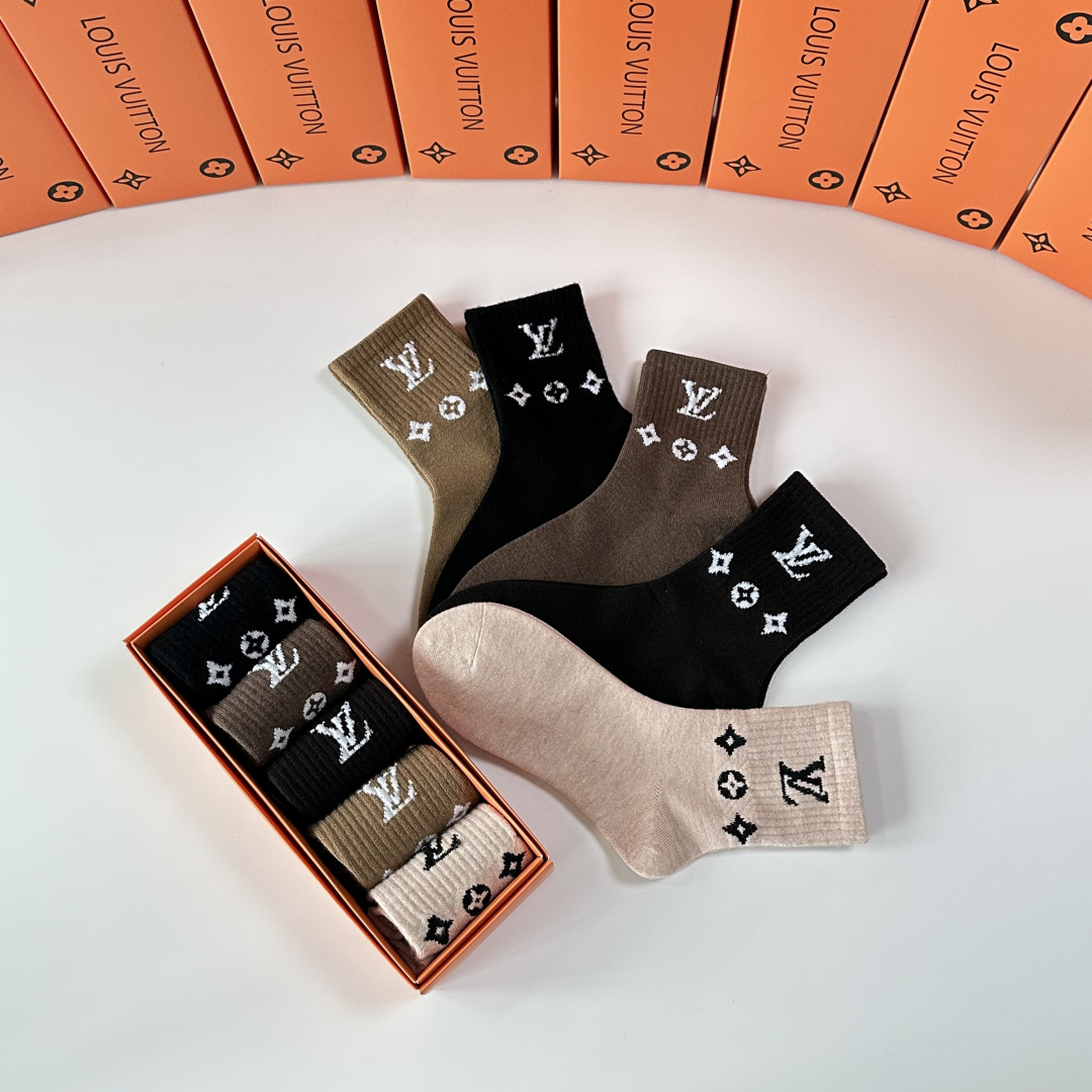 💛配专柜包装LV（路易威登）新款羊毛中长款堆堆袜袜子！一盒五双，专柜同步筒袜袜子，💛大牌出街，潮人必备🔥
