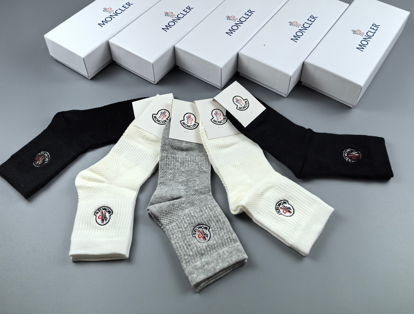 💛配专柜包装MONCLER（蒙口）最新中筒刺绣款堆堆袜袜子！一盒五双，专柜同步筒袜袜子，💛大牌出街，潮人