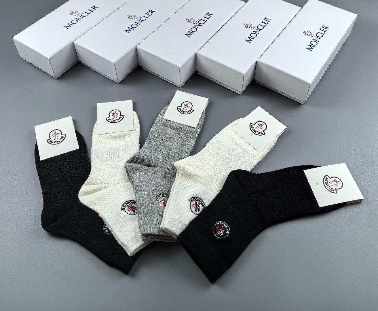 💛配专柜包装MONCLER（蒙口）最新中筒刺绣款堆堆袜袜子！一盒五双，专柜同步筒袜袜子，💛大牌出街，潮人