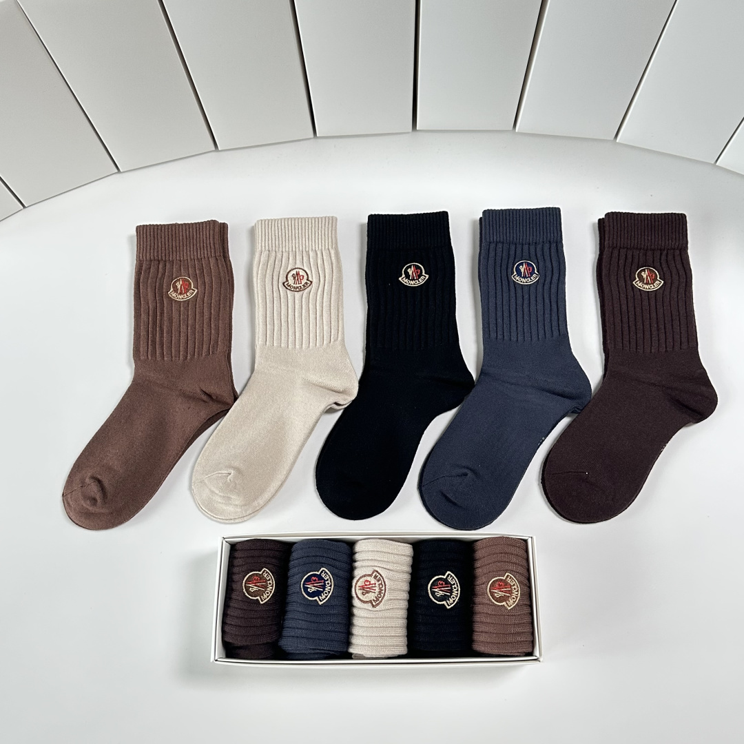 💛配专柜包装MONCLER（蒙口）最新羊绒中长筒刺绣款堆堆袜袜子！一盒五双，专柜同步筒袜袜子，💛大牌出街