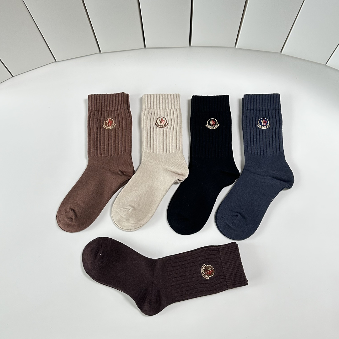 💛配专柜包装MONCLER（蒙口）最新羊绒中长筒刺绣款堆堆袜袜子！一盒五双，专柜同步筒袜袜子，💛大牌出街