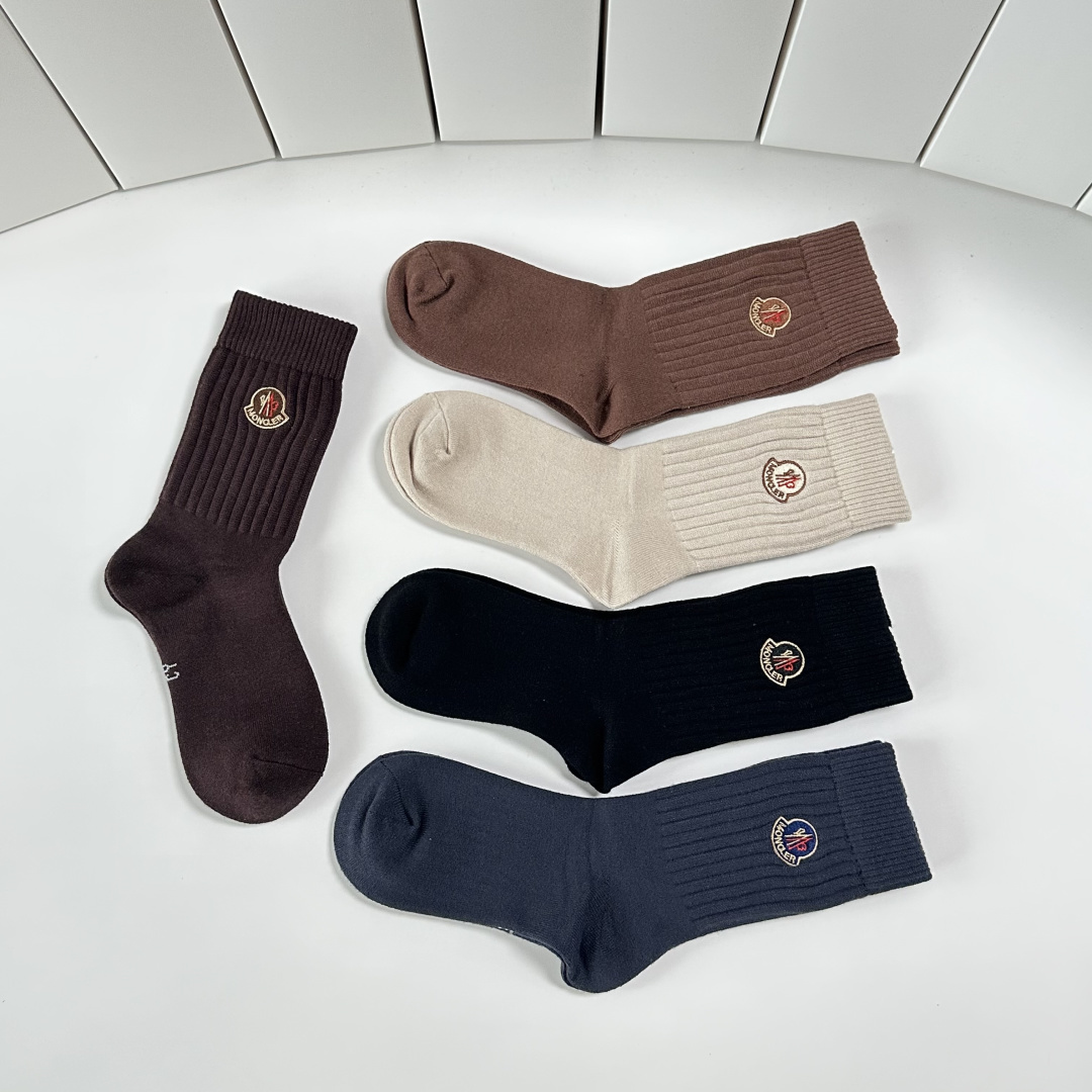 💛配专柜包装MONCLER（蒙口）最新羊绒中长筒刺绣款堆堆袜袜子！一盒五双，专柜同步筒袜袜子，💛大牌出街
