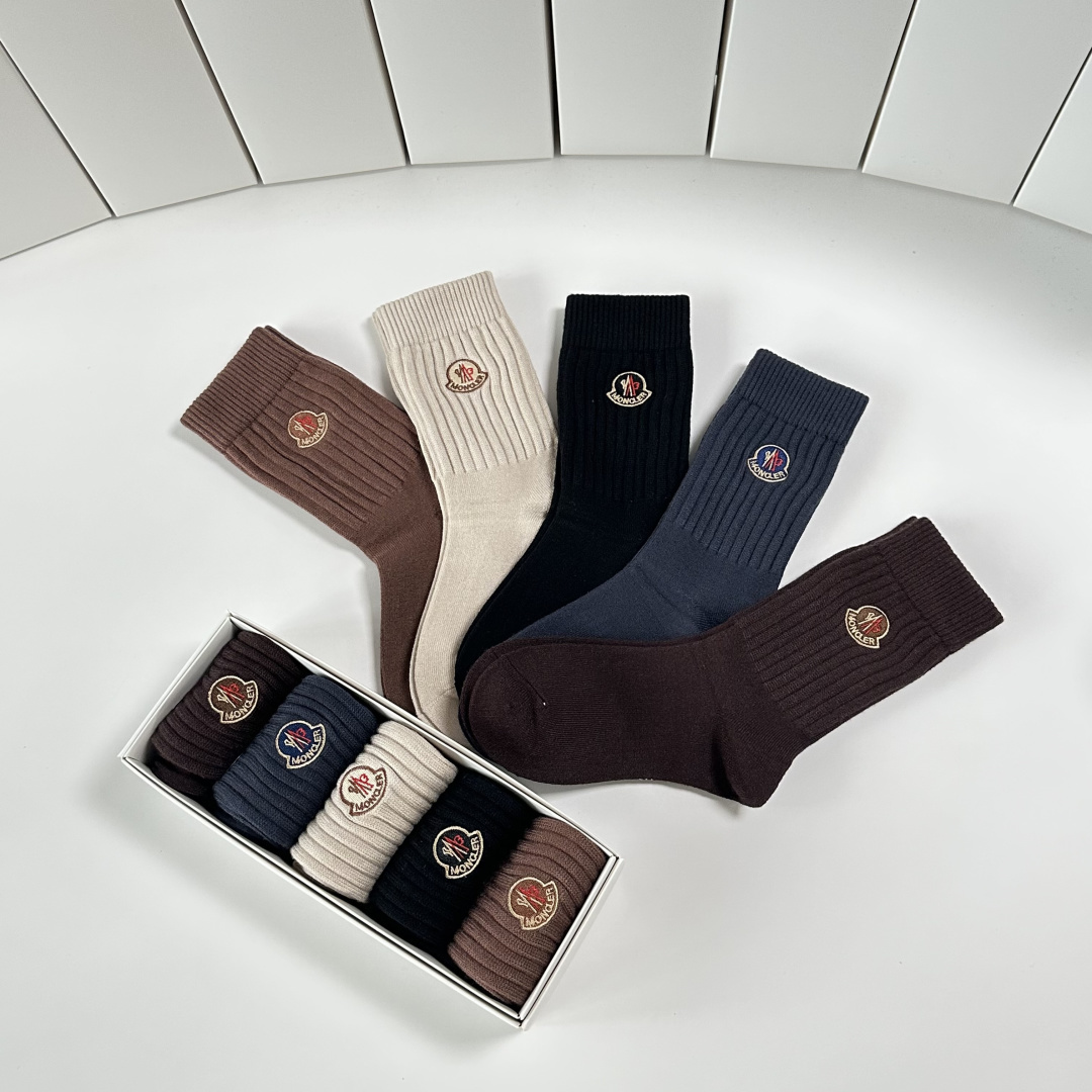 💛配专柜包装MONCLER（蒙口）最新羊绒中长筒刺绣款堆堆袜袜子！一盒五双，专柜同步筒袜袜子，💛大牌出街