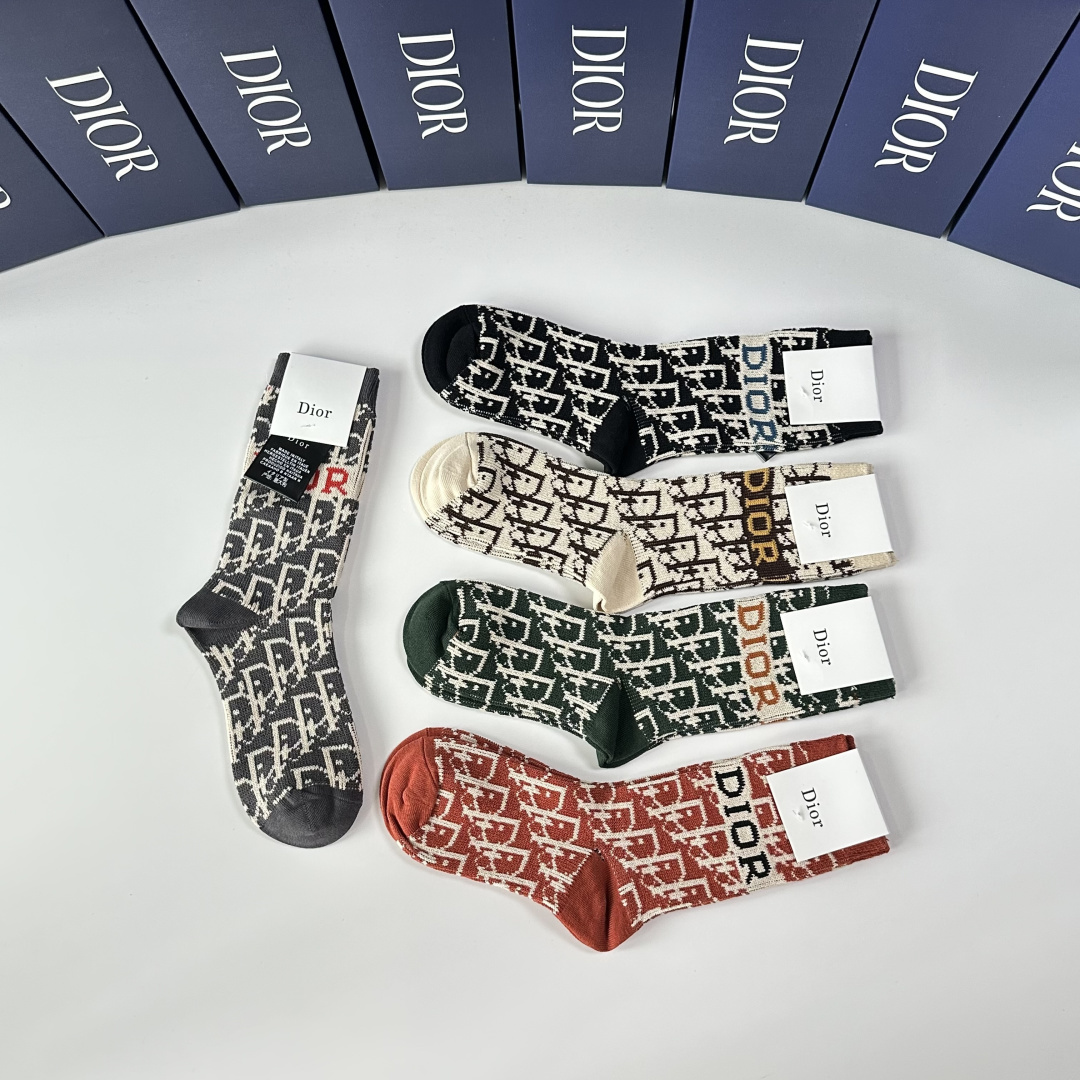 💛配专柜包装DIOR（迪奥）新款双针中长款堆堆袜袜子！一盒五双，专柜同步筒袜袜子，💛大牌出街，潮人必备🔥