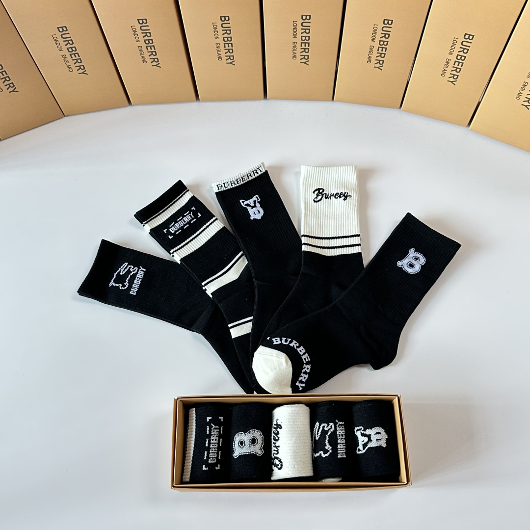 💛配包装Burberry （巴宝莉）新款中长款堆堆袜袜子！一盒五双， 专柜同步筒款袜子，💛大牌出街，潮人