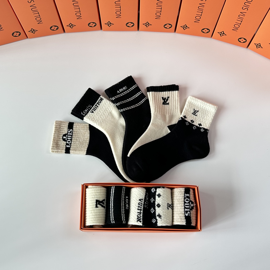 💛配包装LV（路易威登）新款羊毛中长款堆堆袜袜子！一盒五双， 专柜同步筒款袜子，💛大牌出街，潮人必备🔥超