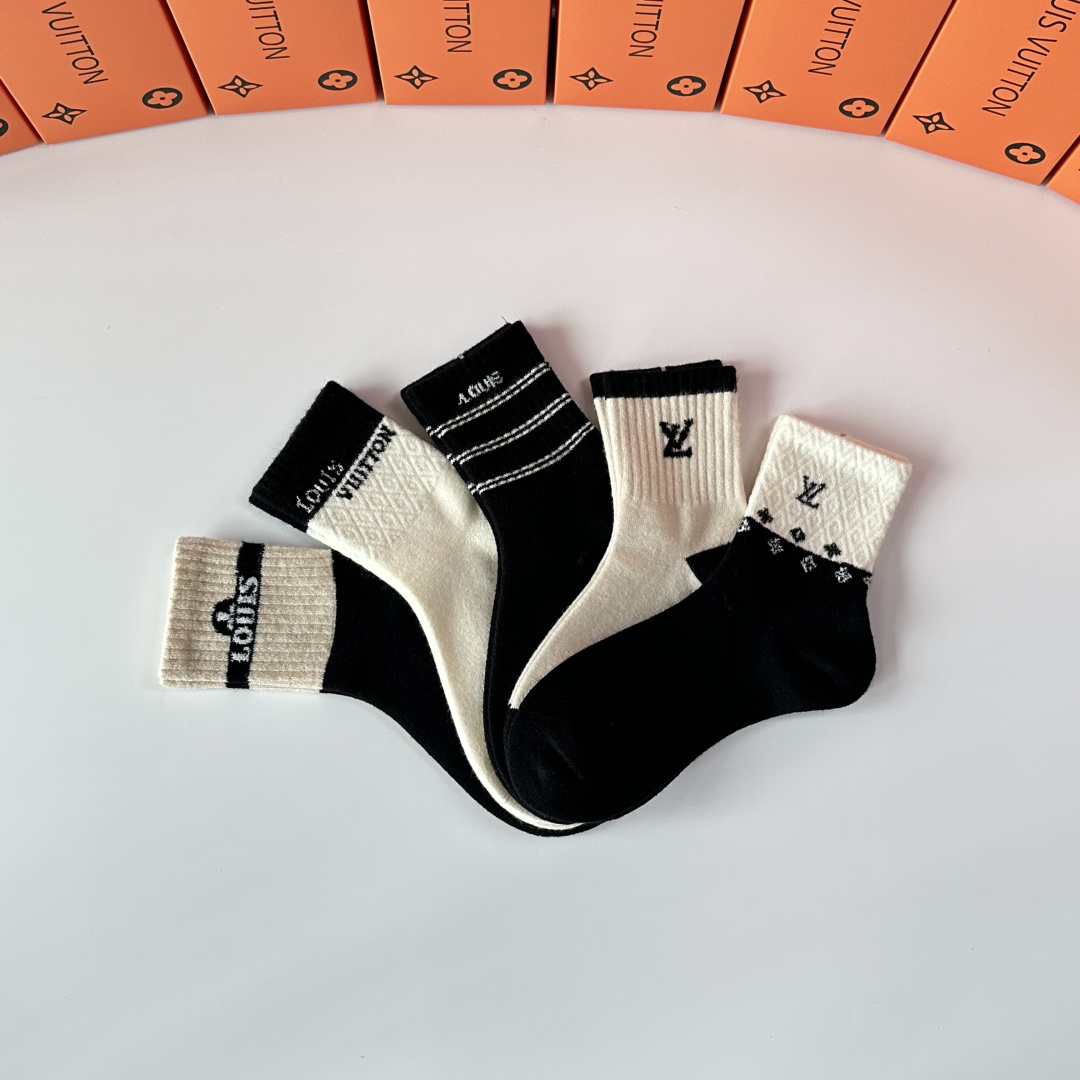 💛配包装LV（路易威登）新款羊毛中长款堆堆袜袜子！一盒五双， 专柜同步筒款袜子，💛大牌出街，潮人必备🔥超
