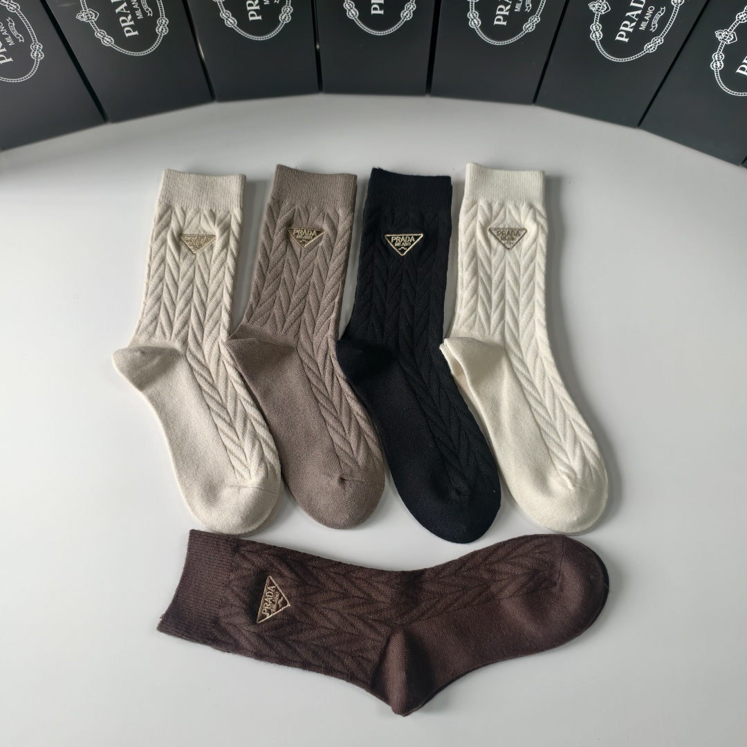 💛配包装Prada（普拉达）新款羊毛刺绣中长款堆堆袜袜子！一盒五双， 专柜同步筒款袜子，💛大牌出街，潮人