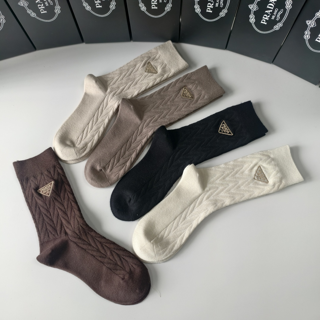 💛配包装Prada（普拉达）新款羊毛刺绣中长款堆堆袜袜子！一盒五双， 专柜同步筒款袜子，💛大牌出街，潮人