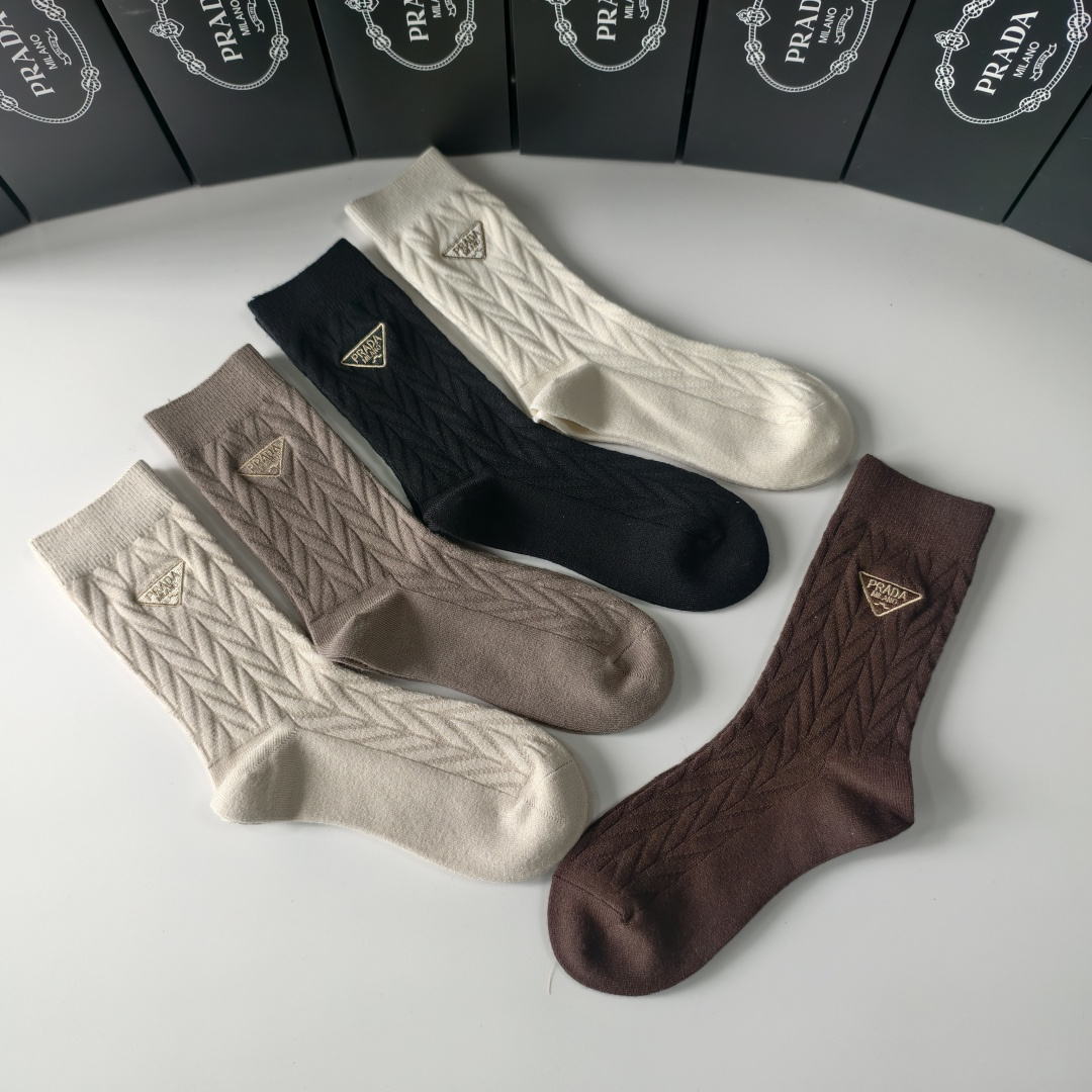 💛配包装Prada（普拉达）新款羊毛刺绣中长款堆堆袜袜子！一盒五双， 专柜同步筒款袜子，💛大牌出街，潮人