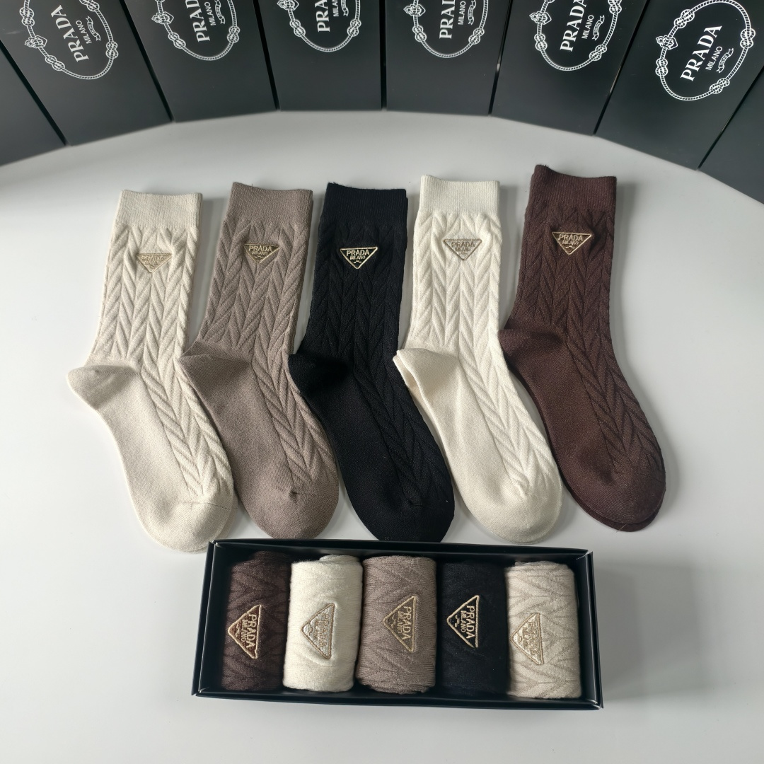 💛配包装Prada（普拉达）新款羊毛刺绣中长款堆堆袜袜子！一盒五双， 专柜同步筒款袜子，💛大牌出街，潮人