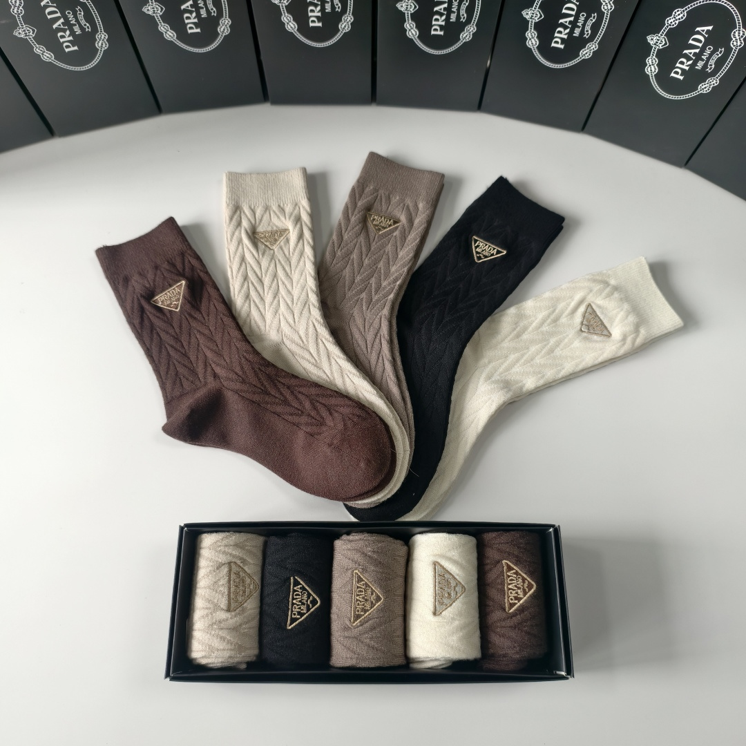 💛配包装Prada（普拉达）新款羊毛刺绣中长款堆堆袜袜子！一盒五双， 专柜同步筒款袜子，💛大牌出街，潮人