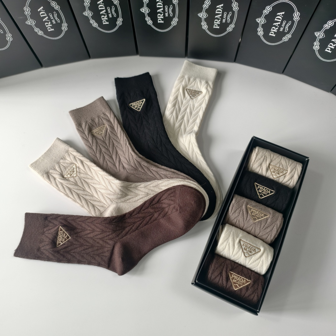 💛配包装Prada（普拉达）新款羊毛刺绣中长款堆堆袜袜子！一盒五双， 专柜同步筒款袜子，💛大牌出街，潮人