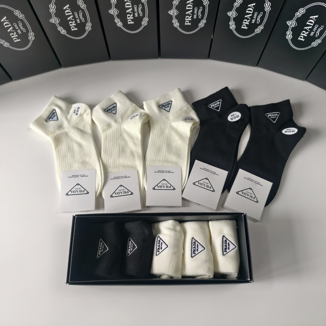 💛配包装Prada（普拉达）新款刺绣中短款堆堆袜袜子！一盒五双， 专柜同步筒款袜子，💛大牌出街，潮人必备