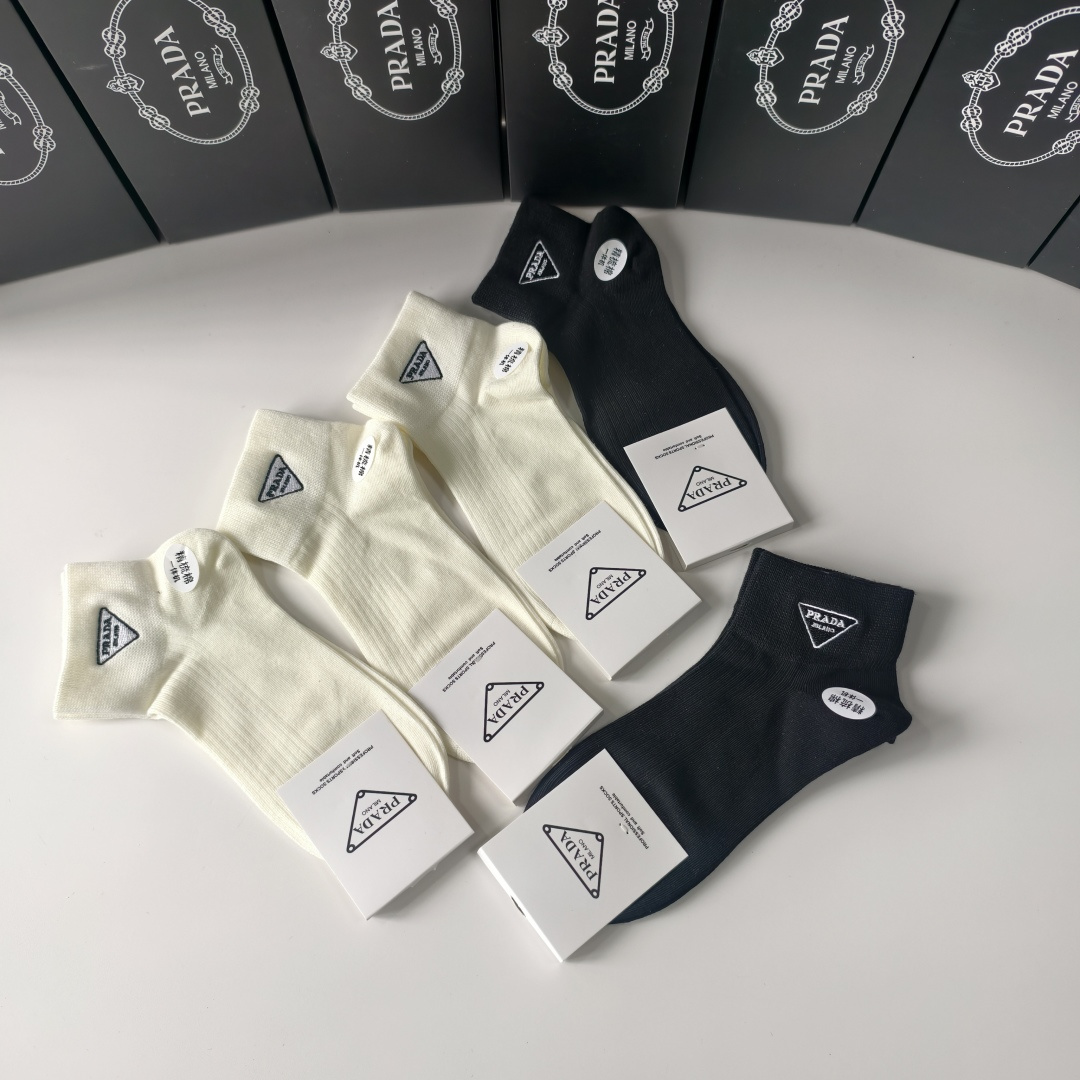 💛配包装Prada（普拉达）新款刺绣中短款堆堆袜袜子！一盒五双， 专柜同步筒款袜子，💛大牌出街，潮人必备