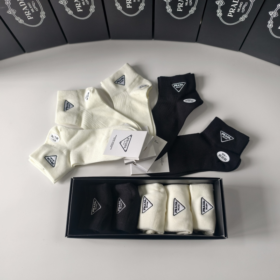 💛配包装Prada（普拉达）新款刺绣中短款堆堆袜袜子！一盒五双， 专柜同步筒款袜子，💛大牌出街，潮人必备