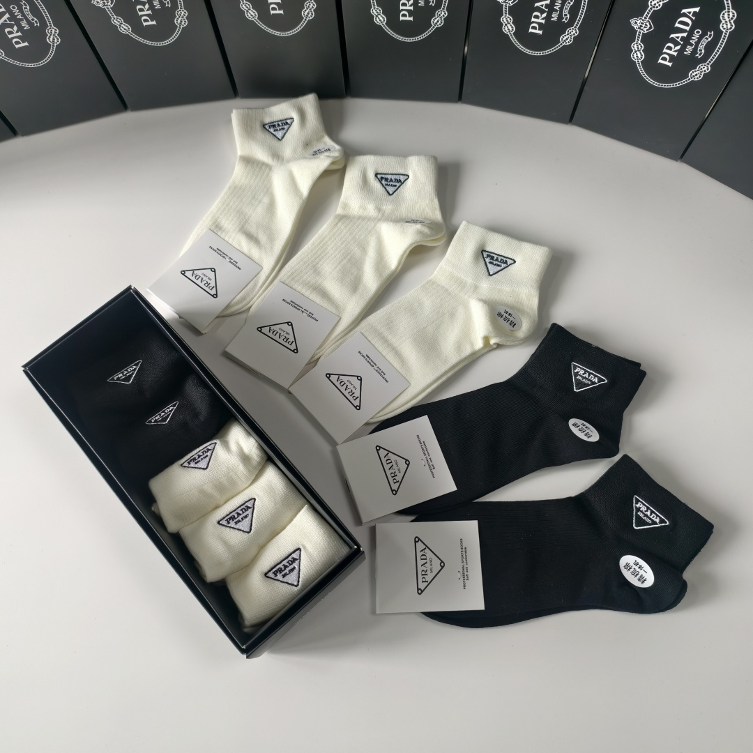 💛配包装Prada（普拉达）新款刺绣中短款堆堆袜袜子！一盒五双， 专柜同步筒款袜子，💛大牌出街，潮人必备