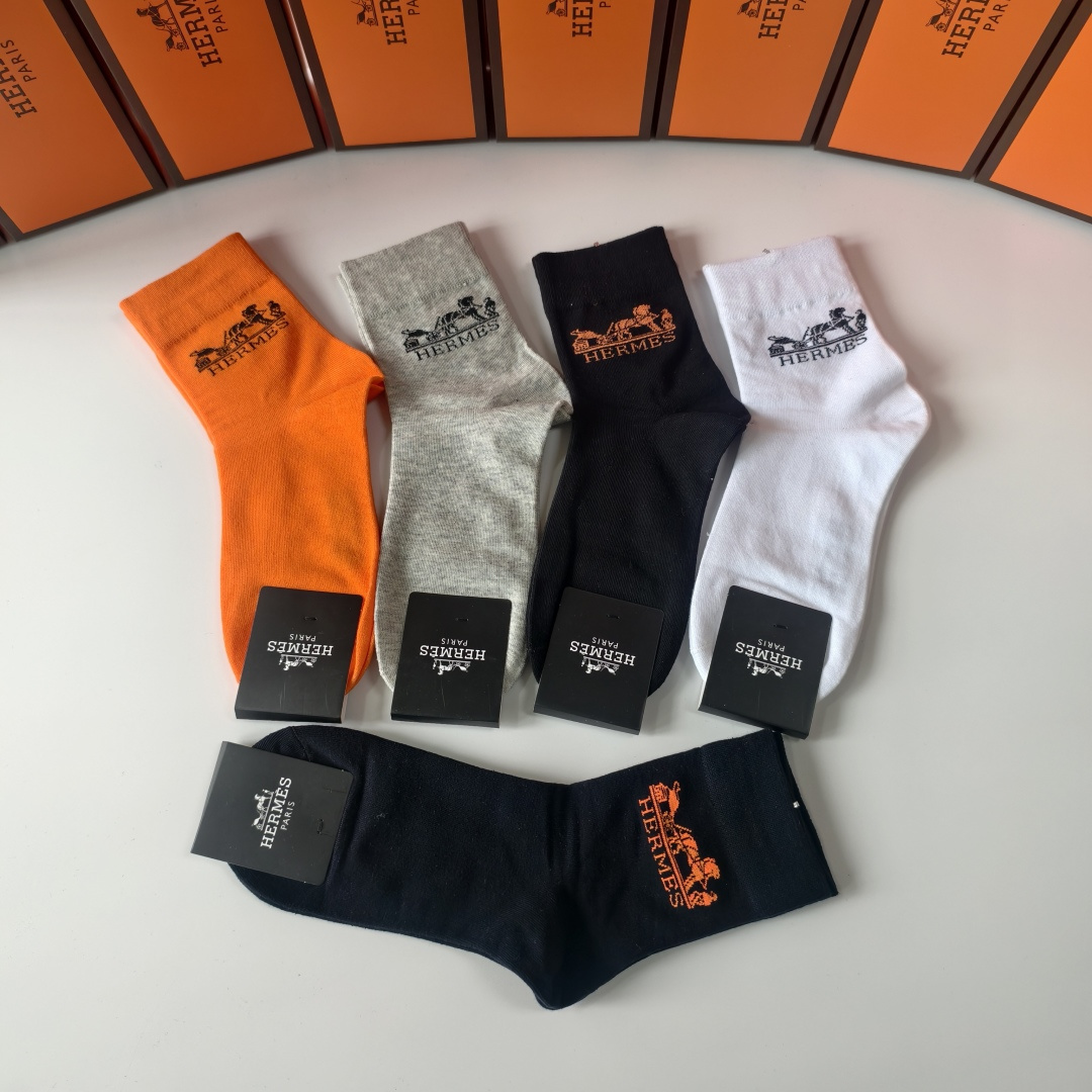 💛配包装HERMES（爱马仕）新款中长款堆堆袜袜子！一盒五双， 专柜同步筒款袜子，💛大牌出街，潮人必备🔥