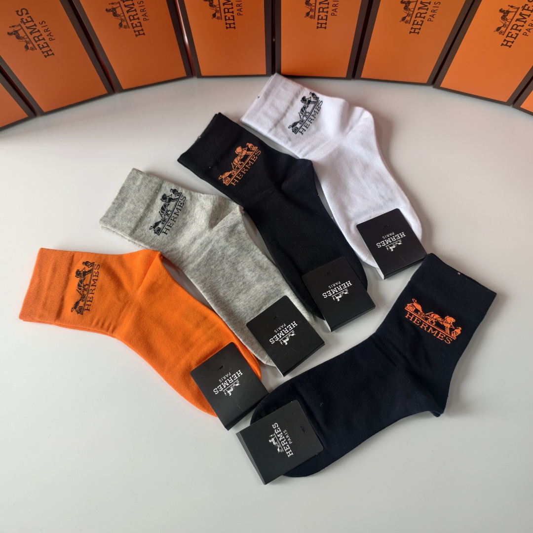 💛配包装HERMES（爱马仕）新款中长款堆堆袜袜子！一盒五双， 专柜同步筒款袜子，💛大牌出街，潮人必备🔥
