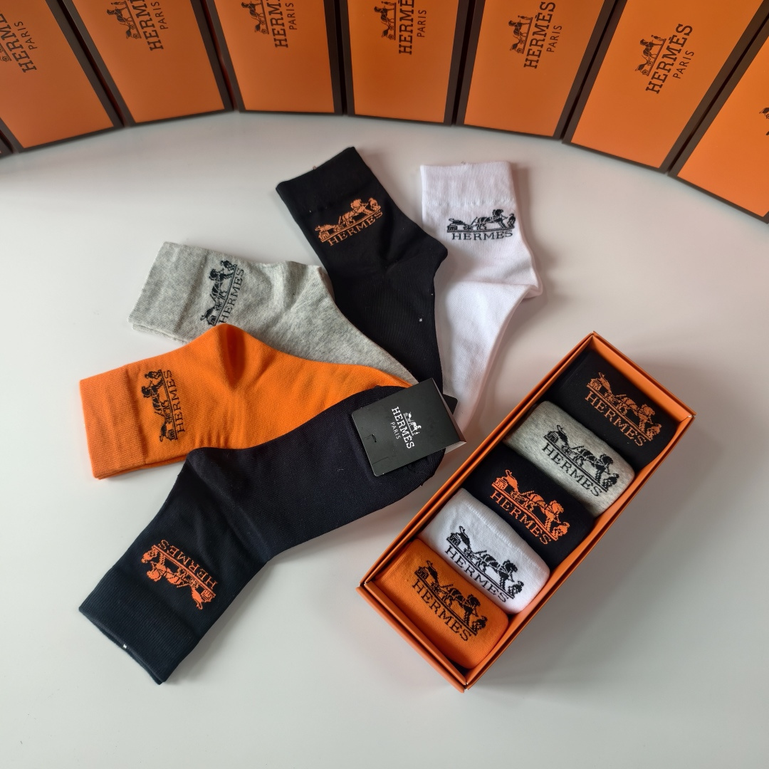 💛配包装HERMES（爱马仕）新款中长款堆堆袜袜子！一盒五双， 专柜同步筒款袜子，💛大牌出街，潮人必备🔥