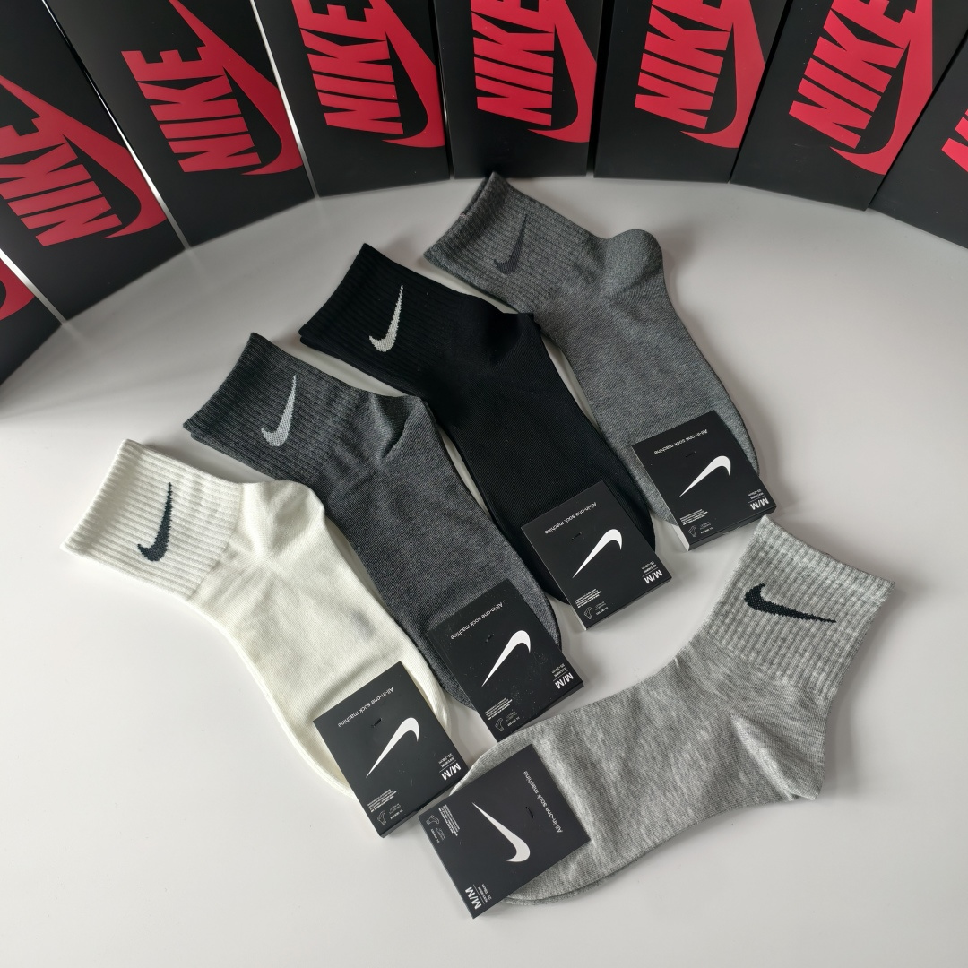 💛配包装NIKE（耐克）新款中长款堆堆袜袜子！一盒五双， 专柜同步筒款袜子，💛大牌出街，潮人必备🔥超好搭