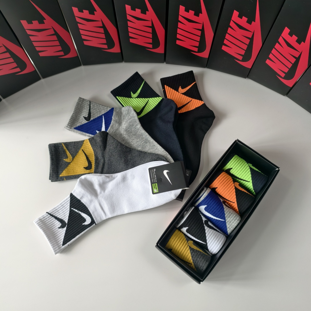 💛配包装NIKE（耐克）新款中长款堆堆袜袜子！一盒五双， 专柜同步筒款袜子，💛大牌出街，潮人必备🔥超好搭