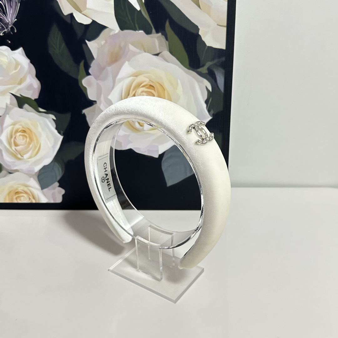 NO:640975,Specially equipped with counter packaging, Chanel's latest velvet headband, little fairies can buy it now. Special material, no hair, salty or sweet ~ hairpins, hairpins, chanel, chanel, hairpins19860909特 配专柜包装 Chanel（香奈儿）最新丝绒发箍 小仙女快入手 特殊材质 不嘞头 可盐可甜～发夹,发夹,chanel,chanel,hairpins,accessory