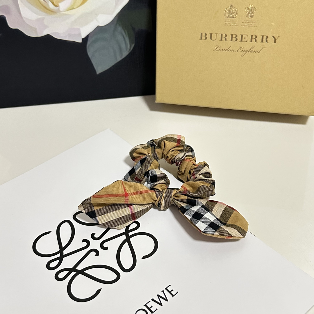 NO:640962,Specially equipped with counter packaging. Burberry's latest silk luxury hair tie. Little fairies can get it now. Special material. No hair. Can be salty or sweet ~ hairpins, hairpins, burberry, burberry, real silk, hairpins19860909特 配专柜包装 Burberry（巴宝莉）最新真丝轻奢发圈 小仙女快入手 特殊材质 不嘞头 可盐可甜～发夹,发夹,burberry,burberry,real silk,hairpins,accessory