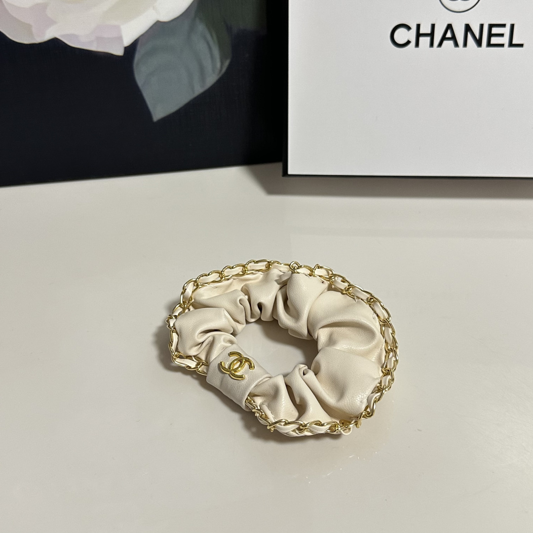 NO:640945,Specially equipped with counter packaging, Chanel's latest chain small fragrance light luxury hair tie. Little fairies can get it now. Special material, no hair, salty or sweet ~ hairpins, hairpins, chanel, chanel, hairpins19860909特 配专柜包装 Chanel（香奈儿）最新链条小香风轻奢发圈 小仙女快入手 特殊材质 不嘞头 可盐可甜～发夹,发夹,chanel,chanel,hairpins,accessory