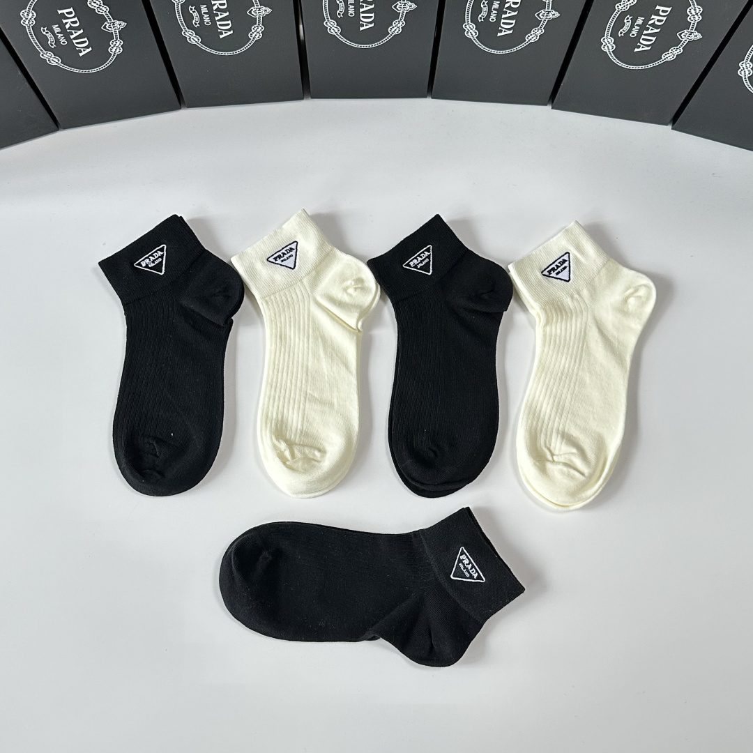 💛配专柜包装Prada（普拉达）新款刺绣中筒袜堆堆袜袜子！一盒五双，专柜同步筒袜袜子，💛大牌出街，潮人必