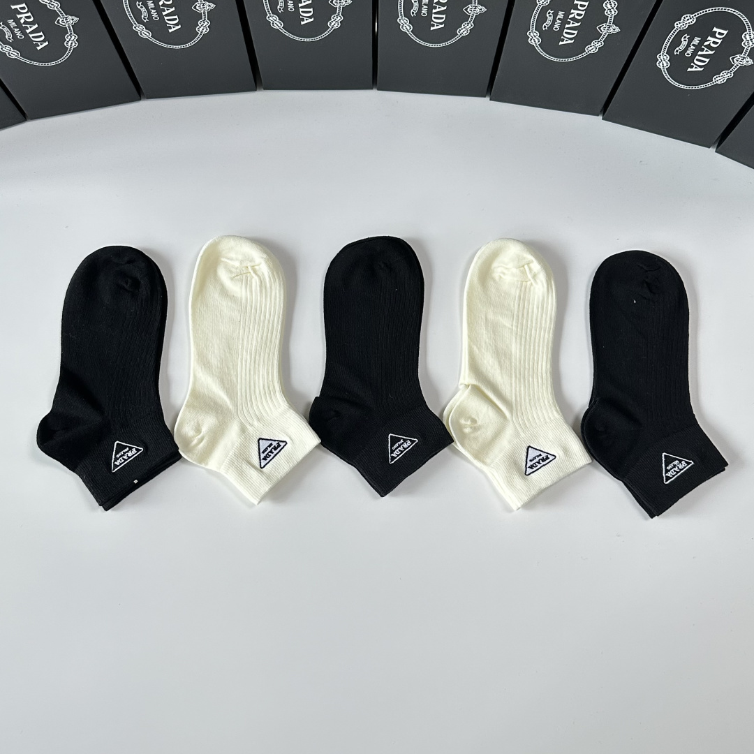 💛配专柜包装Prada（普拉达）新款刺绣中筒袜堆堆袜袜子！一盒五双，专柜同步筒袜袜子，💛大牌出街，潮人必